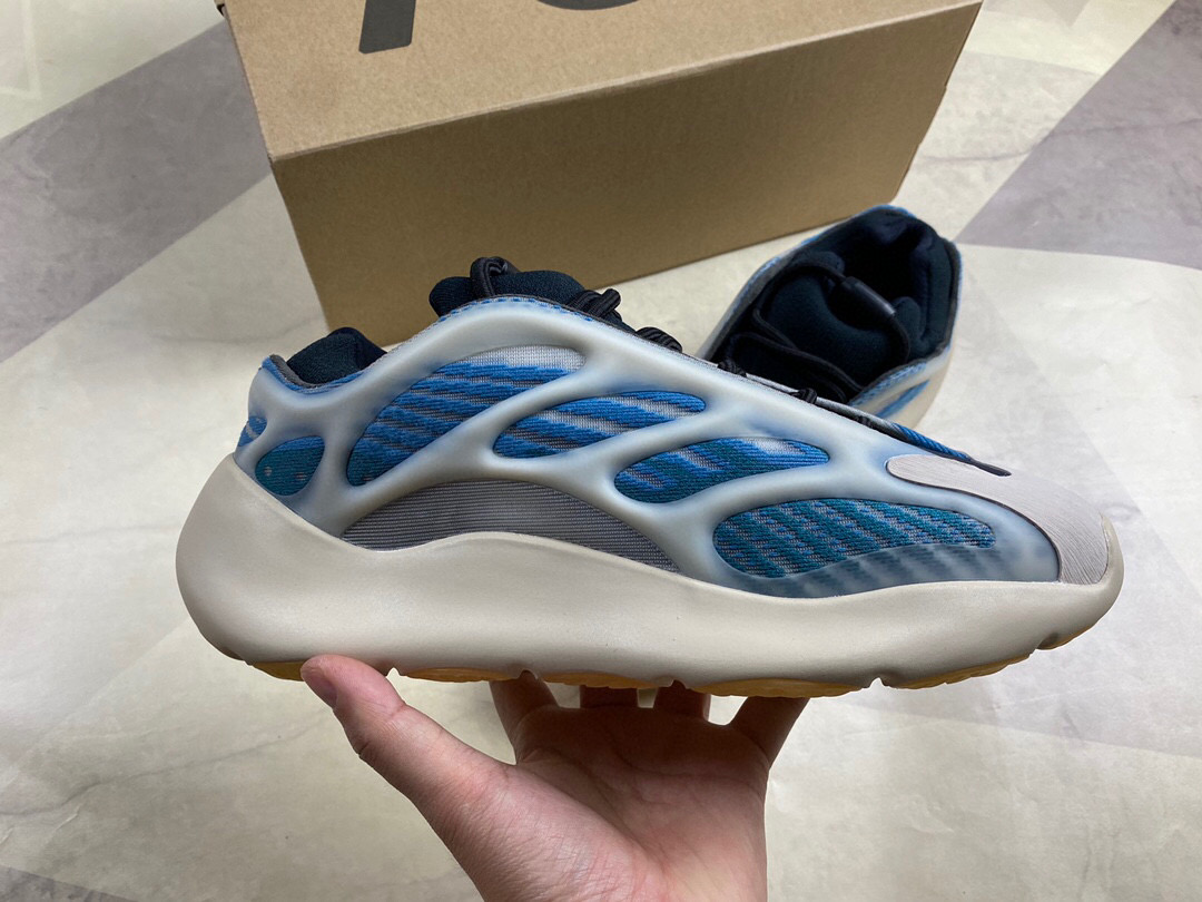 아디다스 이지부스트 700 V3 남녀공용 신발 운동화 스니커즈