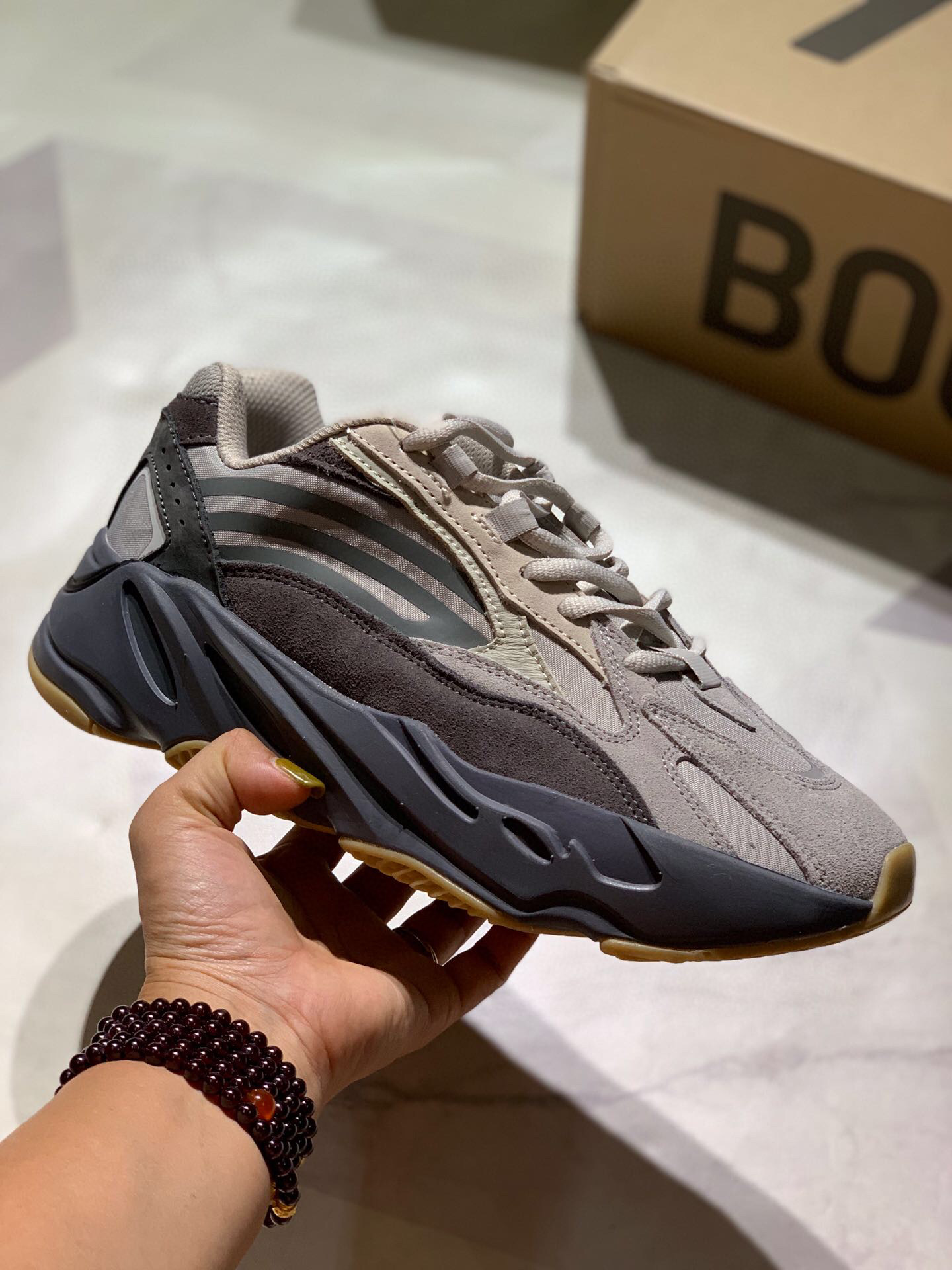 아디다스 이지부스트 700 남녀공용 신발 운동화 스니커즈