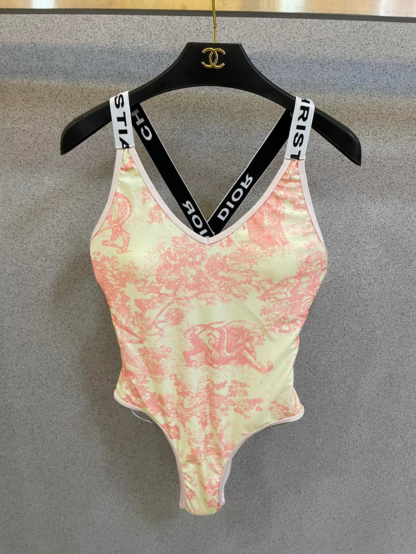 디올  여자 수영복