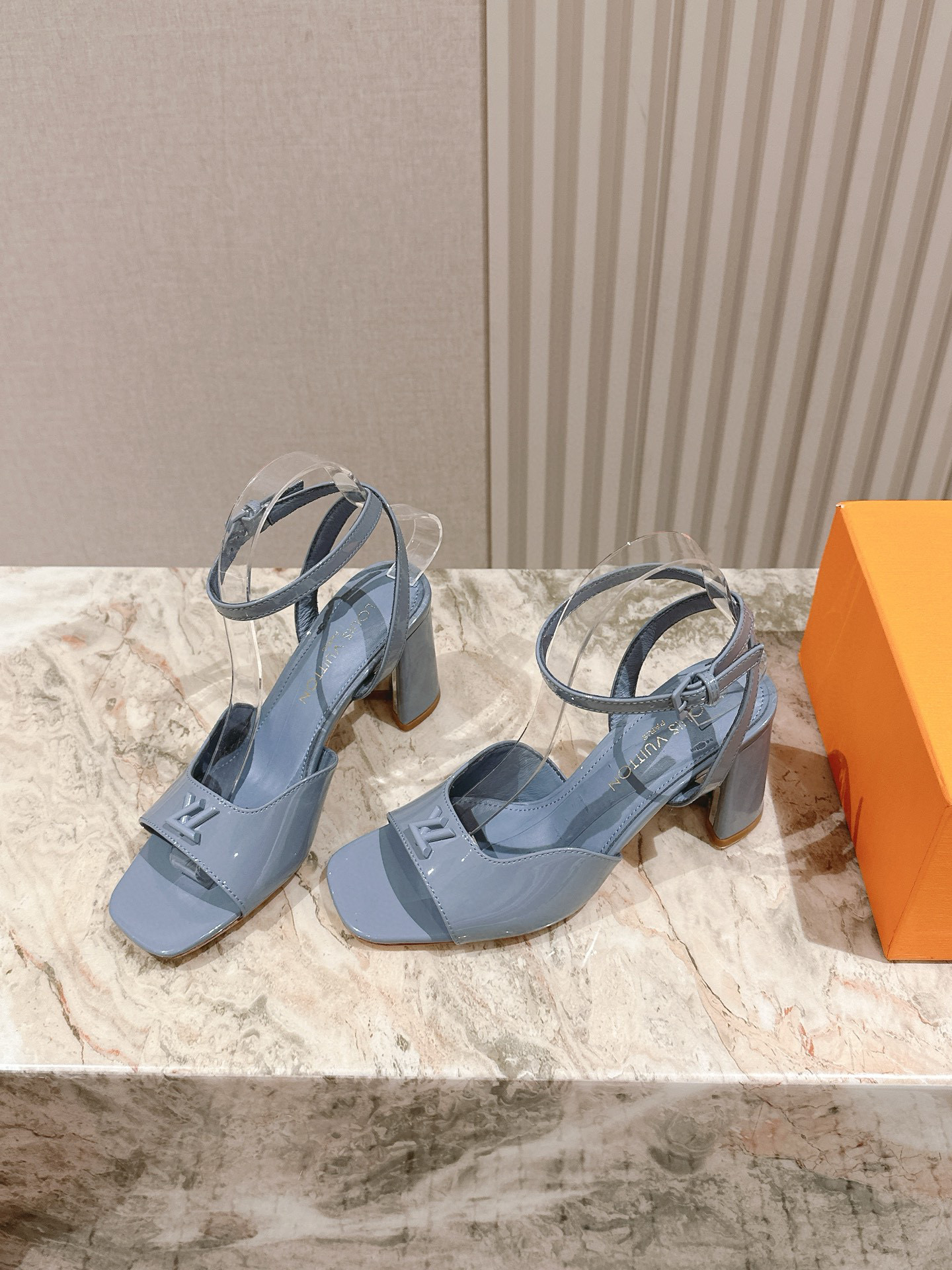 루이비통 여자 샌들 8.5cm