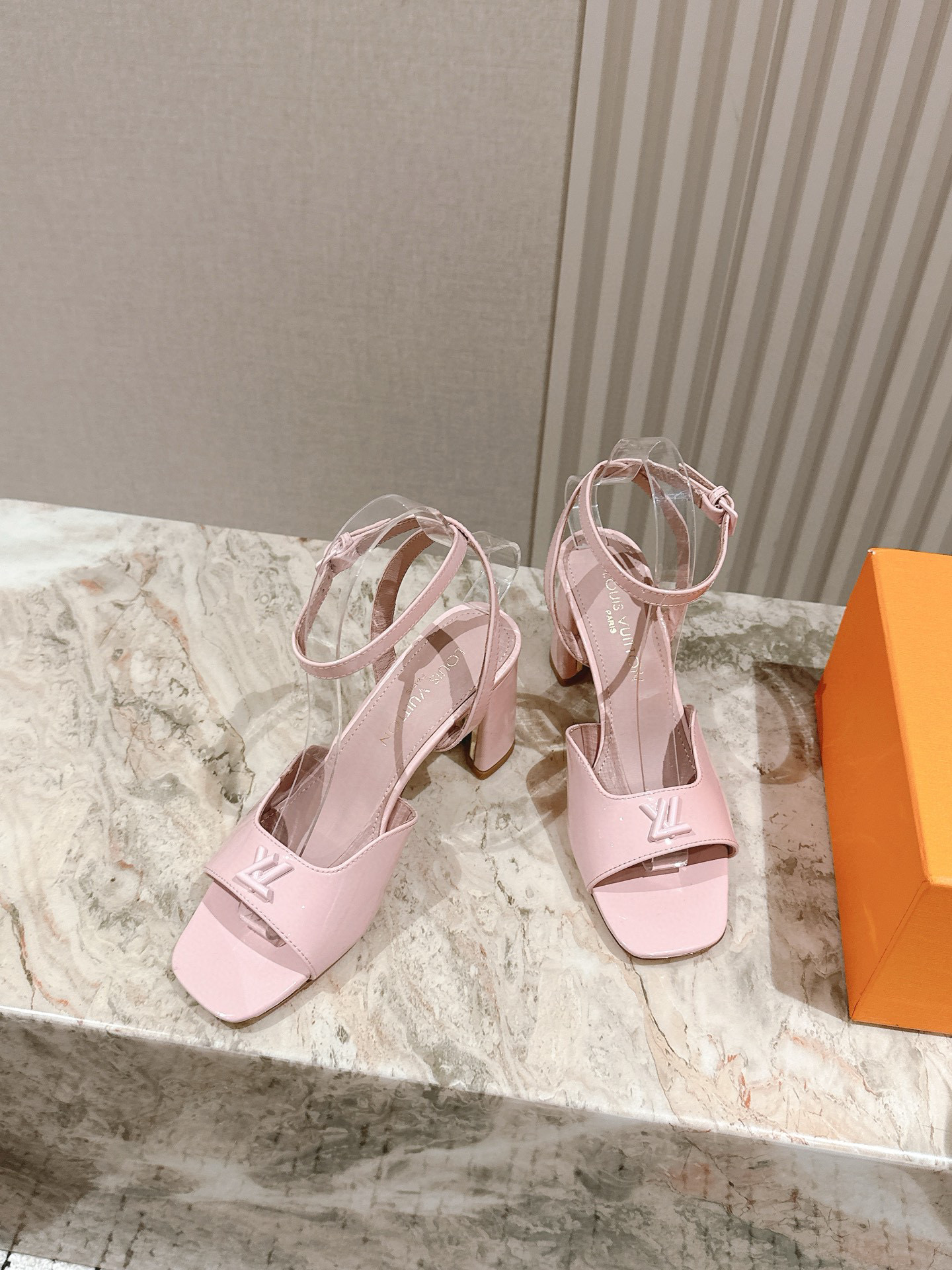루이비통 여자 샌들 8.5cm