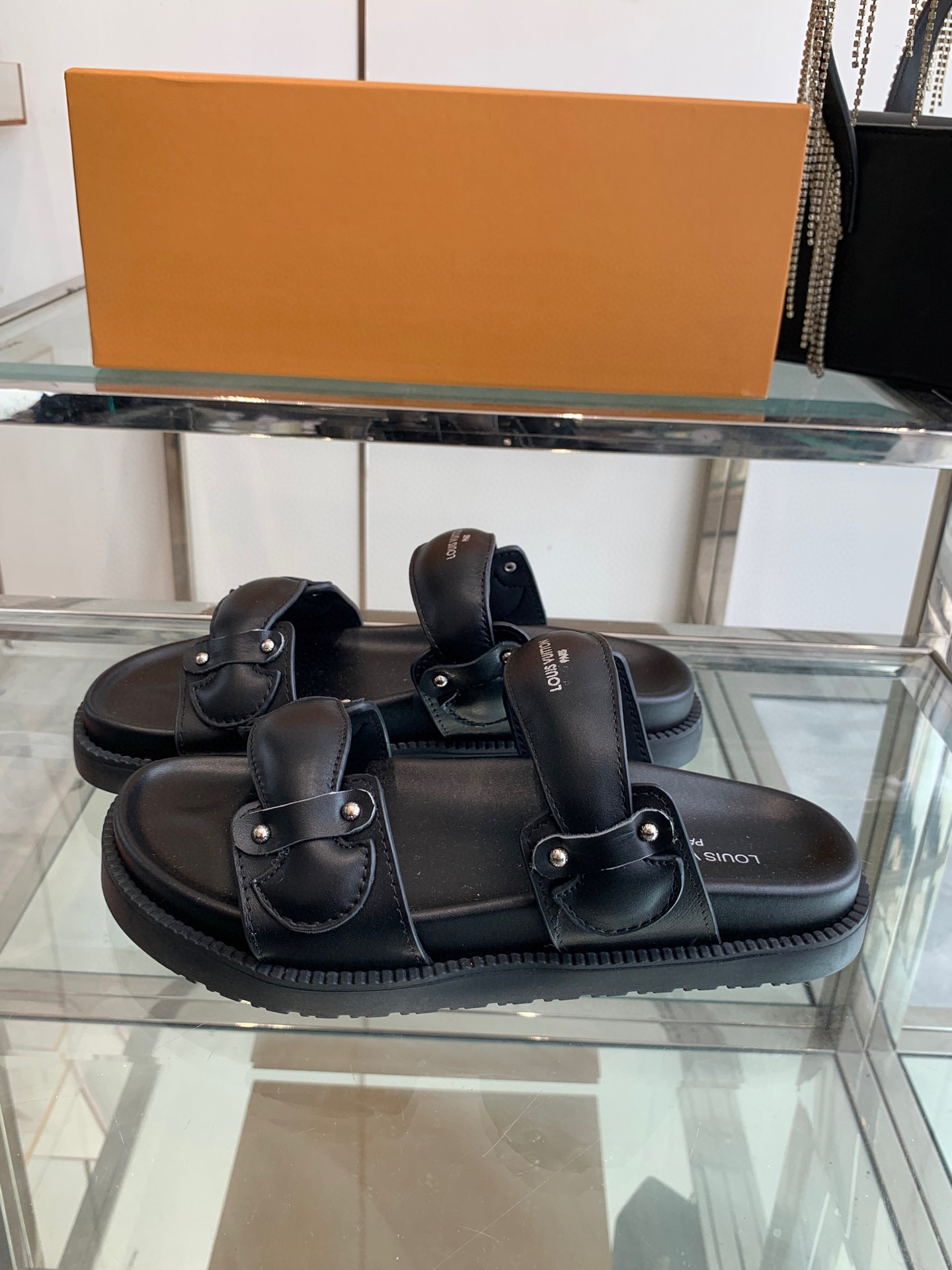 루이비통 남여 공용 슬리퍼