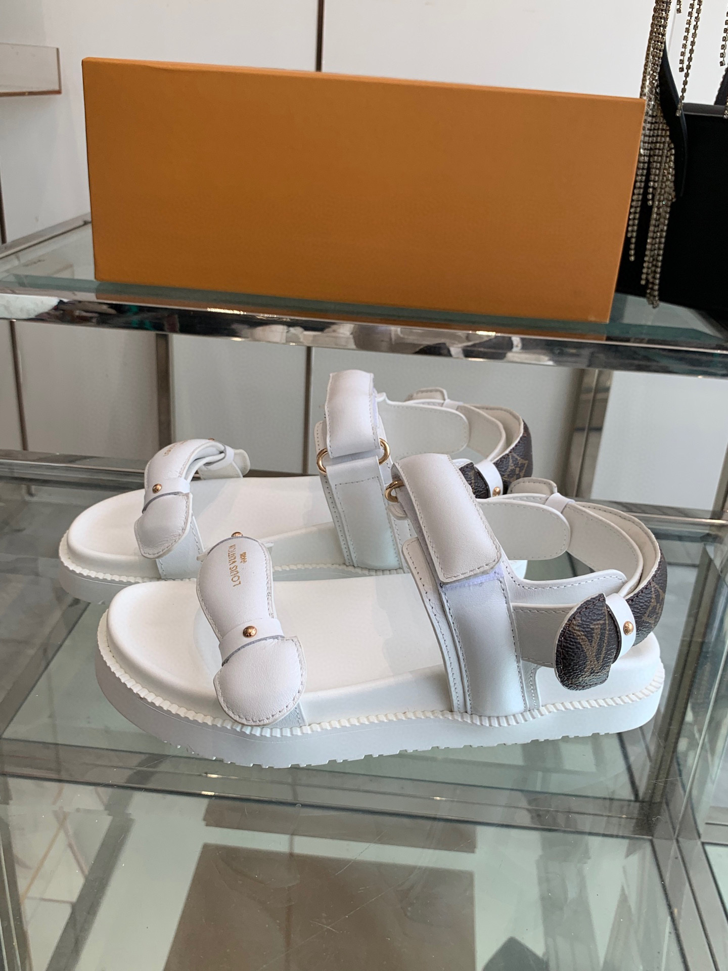 루이비통 남여 공용 샌들