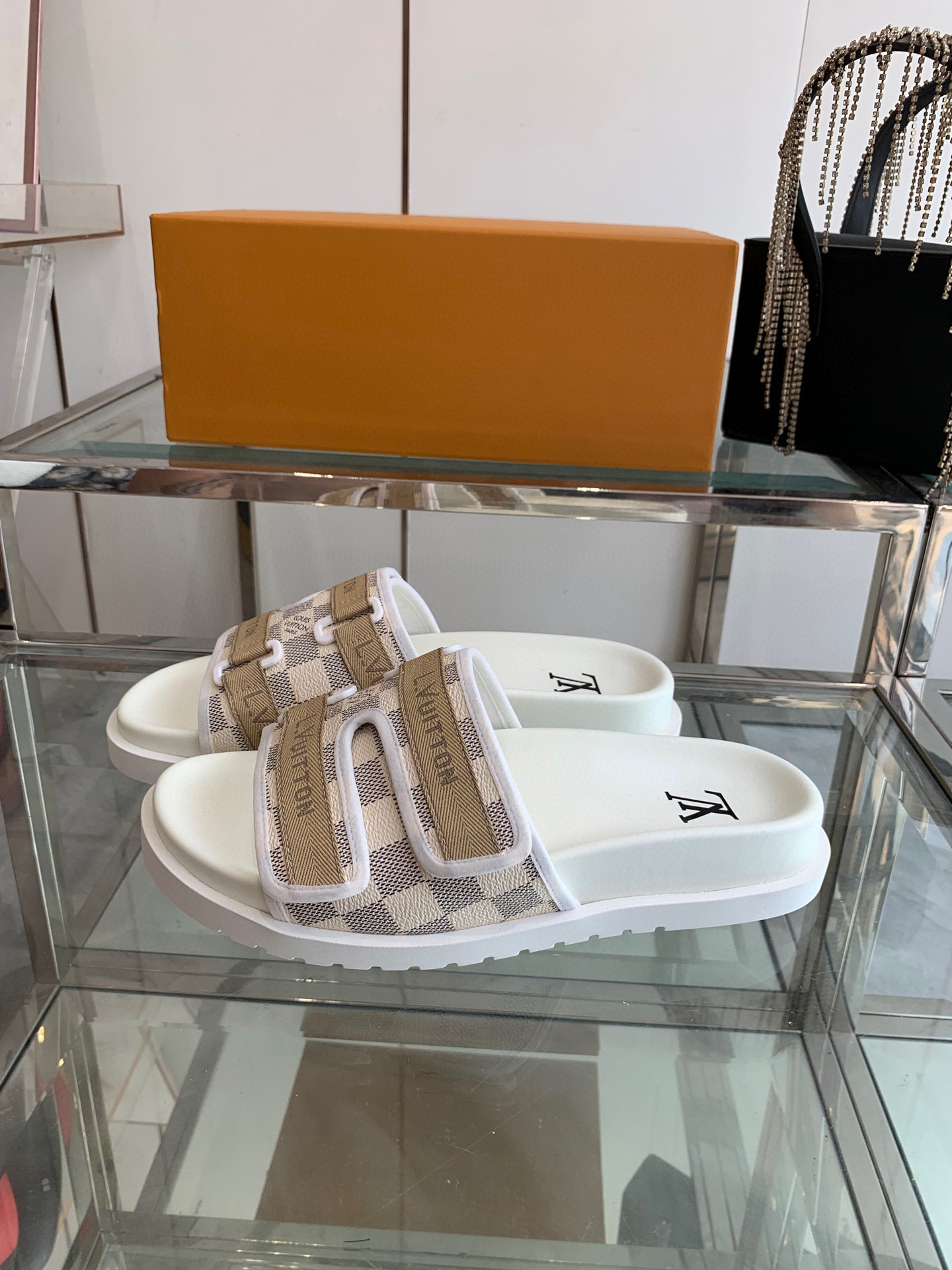 루이비통 남여 공용 슬리퍼