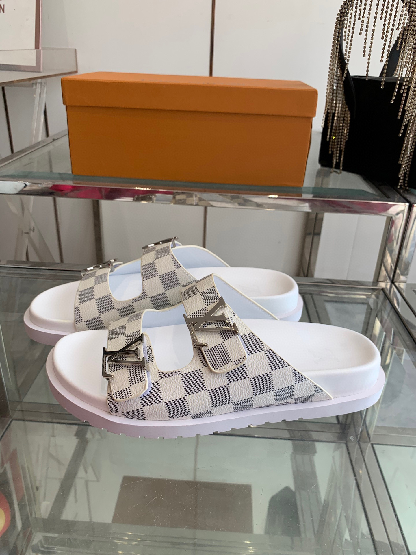 루이비통 남여 공용 슬리퍼