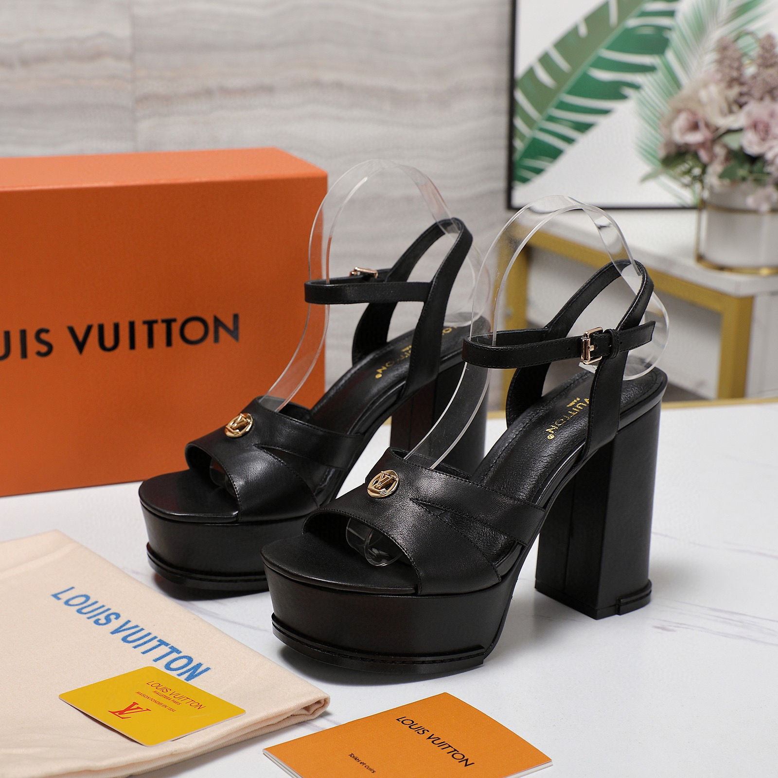 루이비통 여자 샌들 13cm