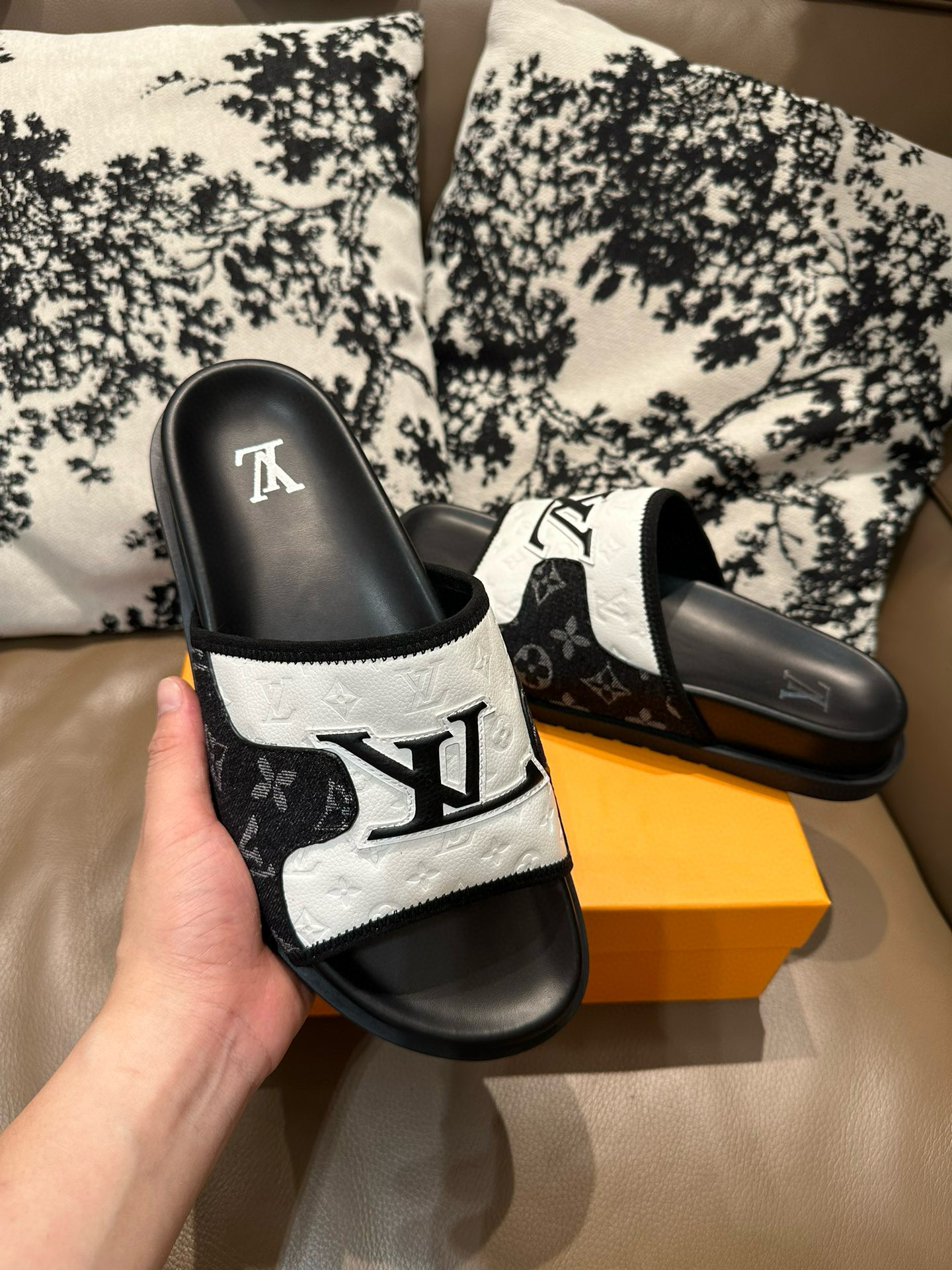 루이비통 남자 슬리퍼