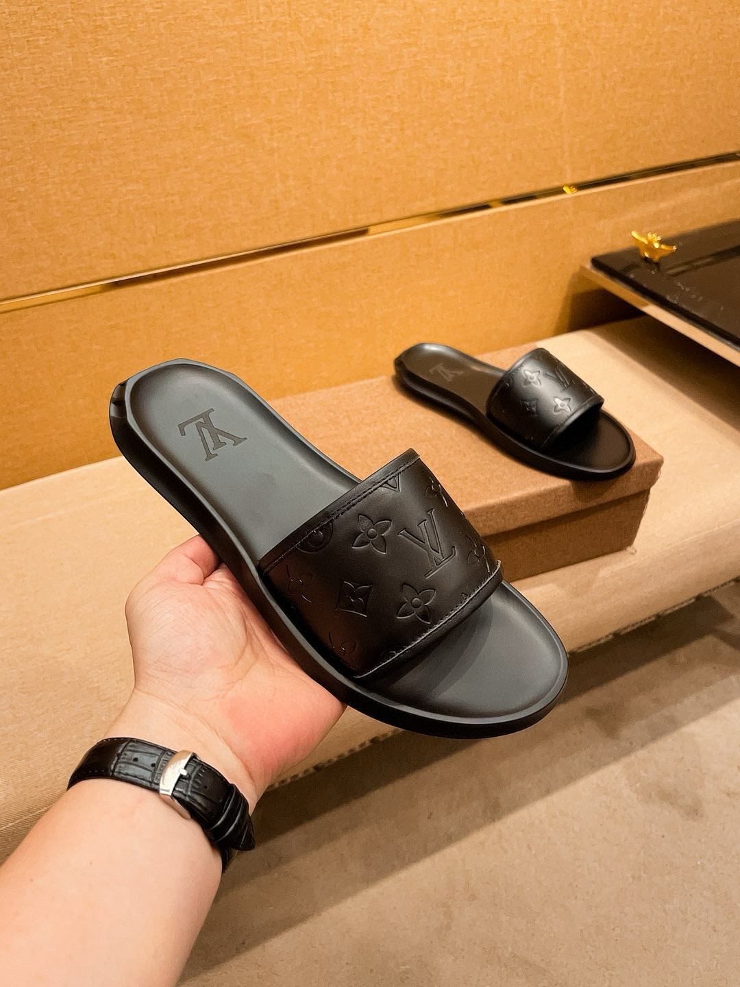 루이비통 남자 슬리퍼