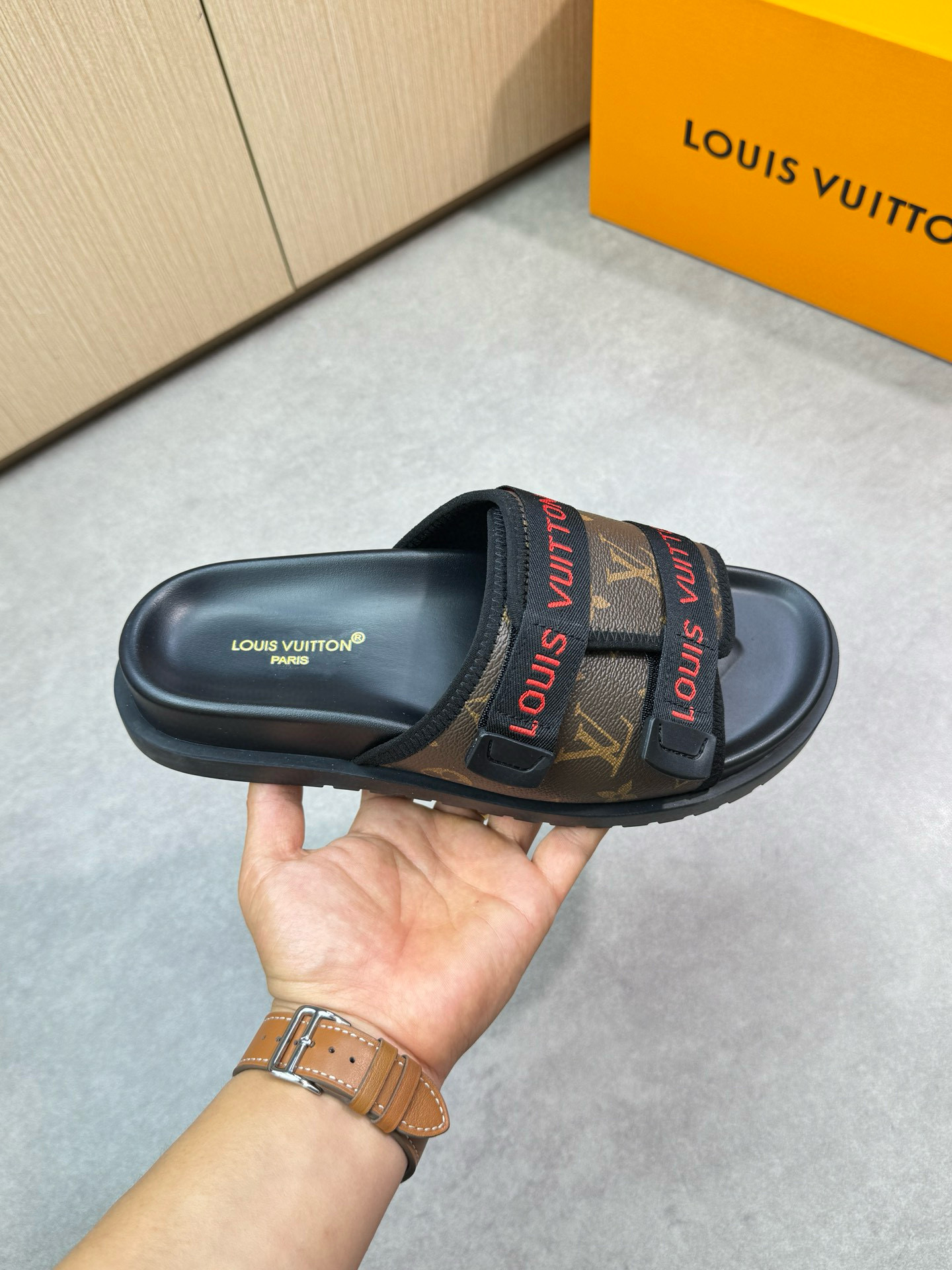 루이비통 남자 슬리퍼