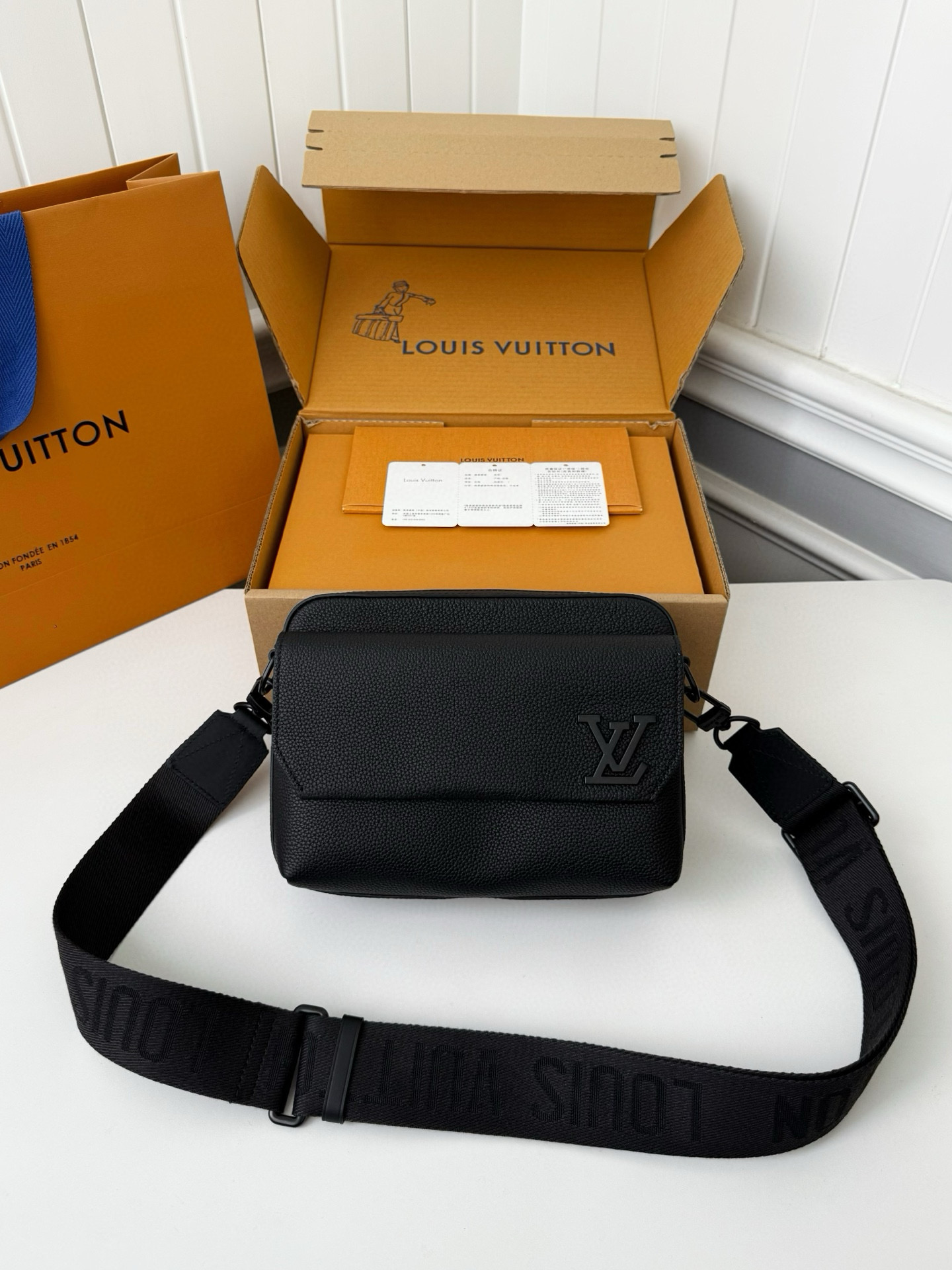 루이비통 M22482 남자가방