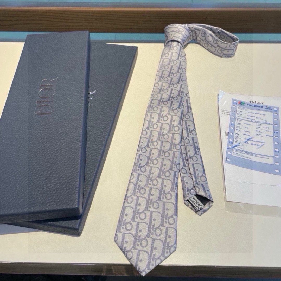 디올 넥타이
