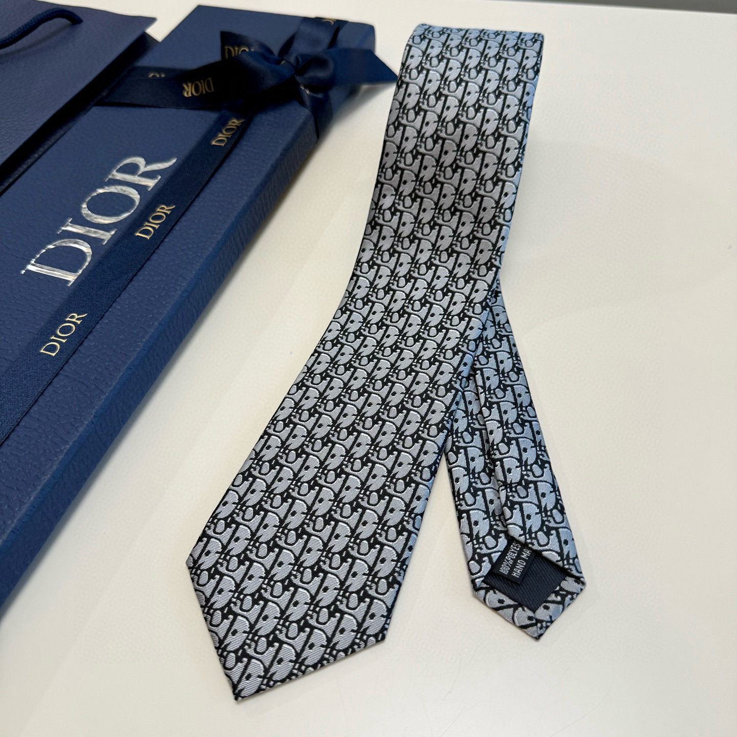 디올 넥타이