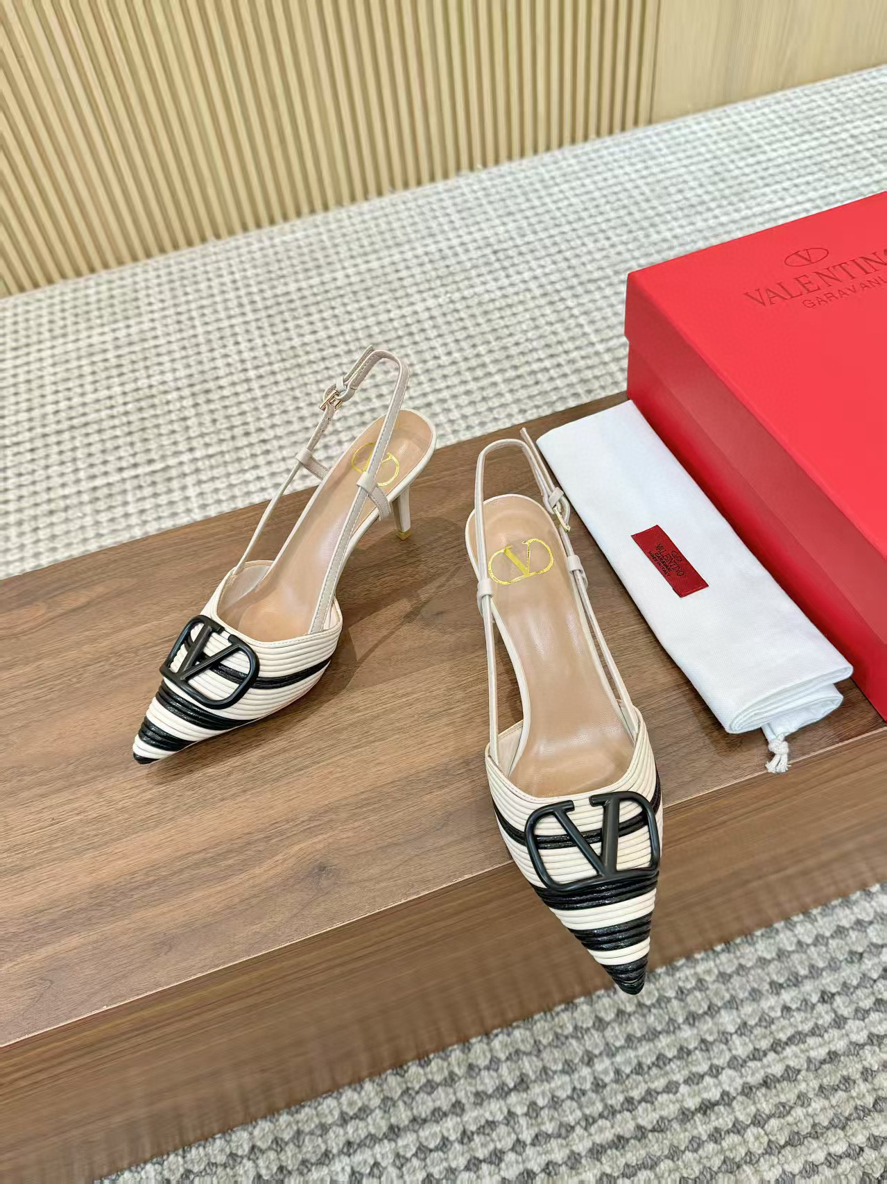 발렌티노 7.5cm 여자 샌들