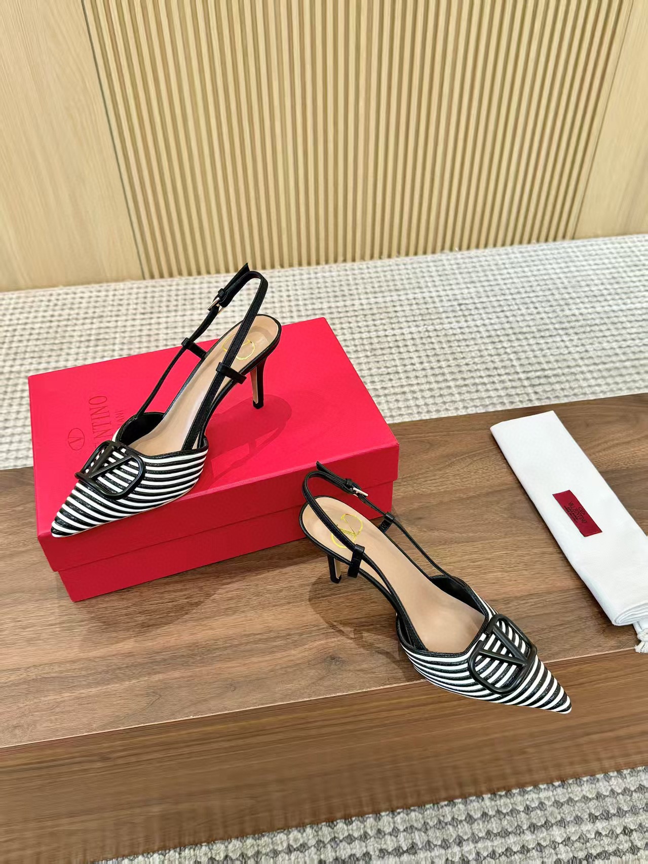 발렌티노 7.5cm 여자 샌들