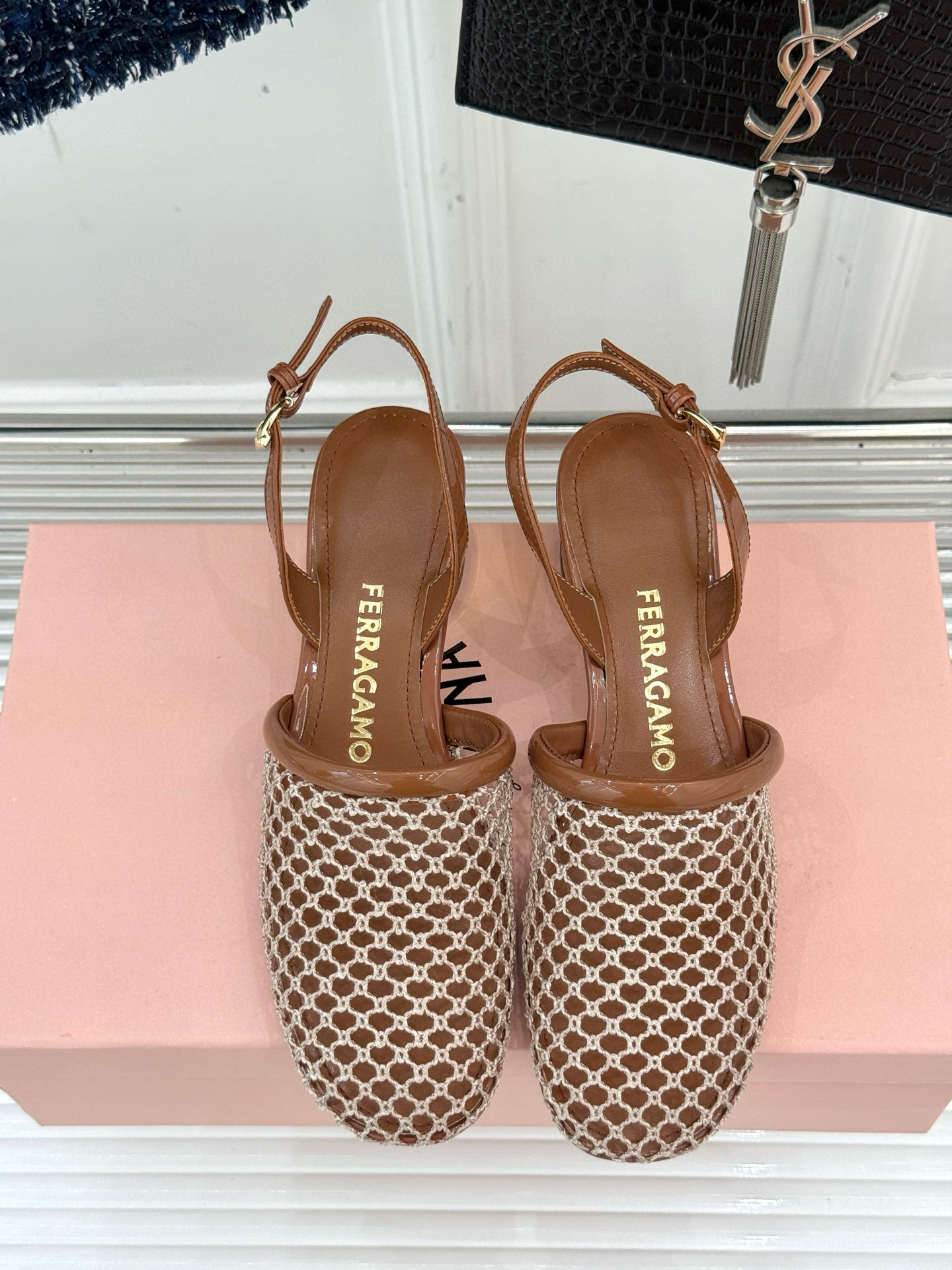 페라가모 여자 샌들