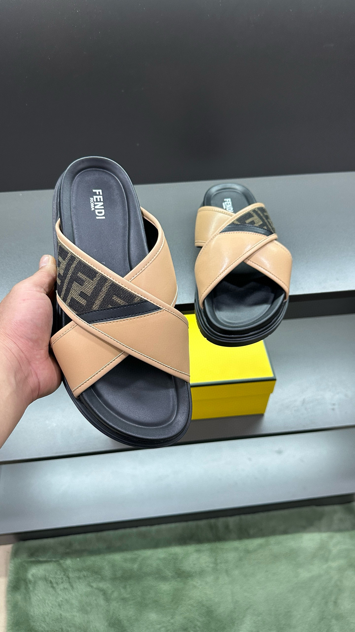 펜디 남자 슬리퍼