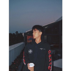 오프화이트 남녀공용 후드티 맨투맨