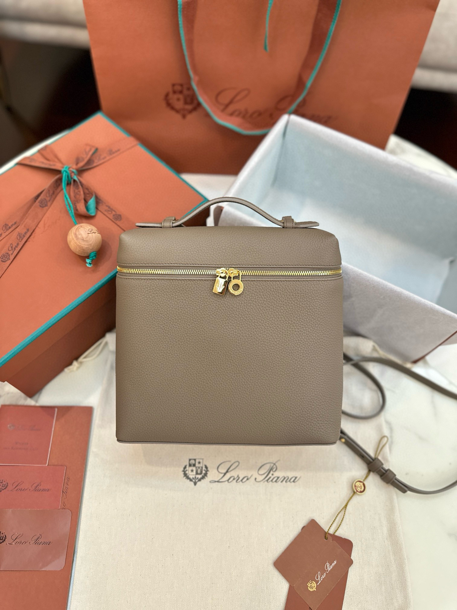 로로피아나 여자가방