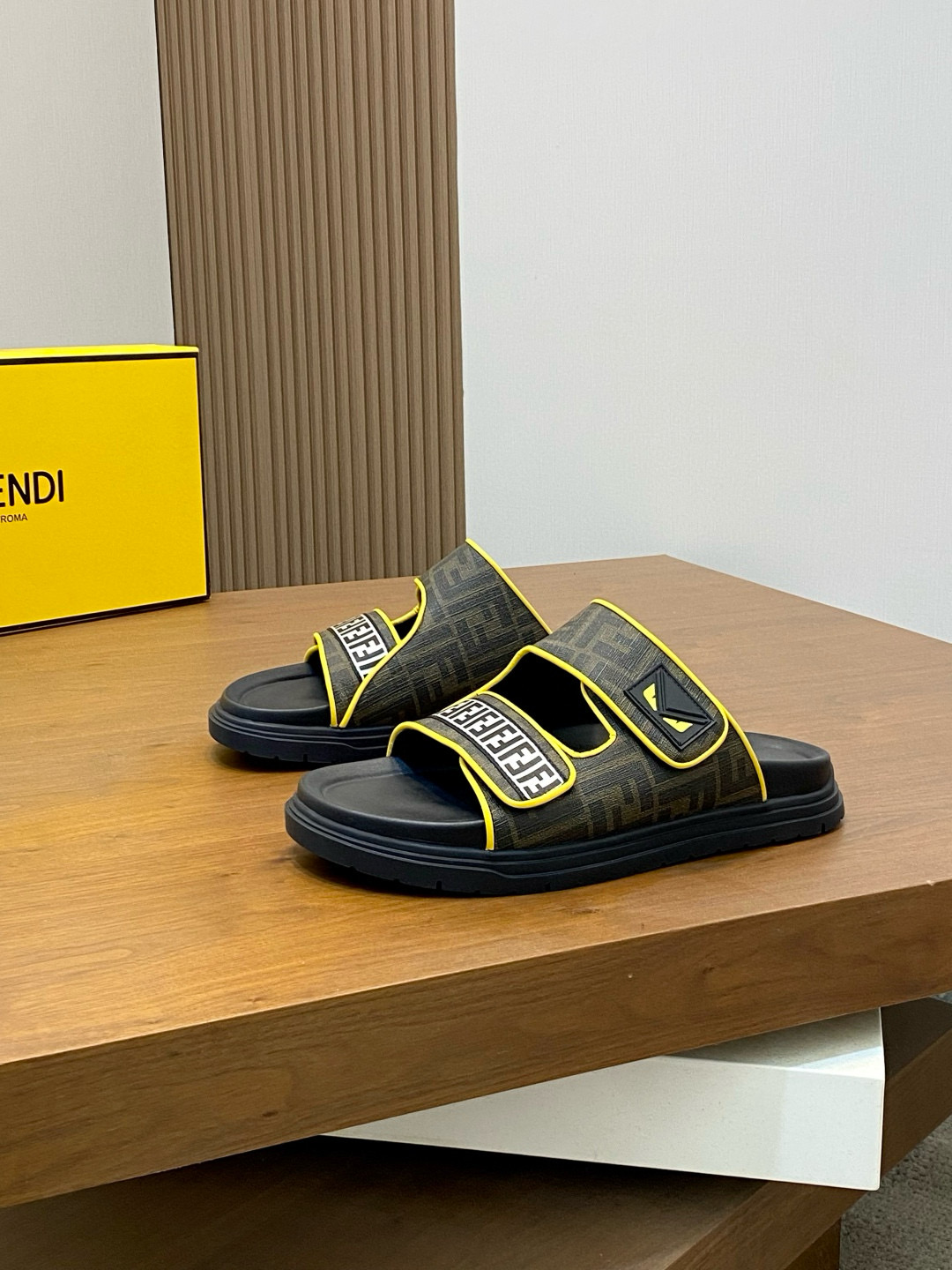 펜디 남자 슬리퍼