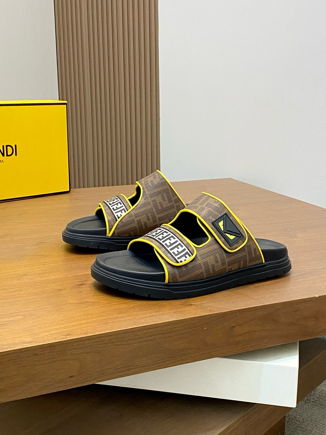 펜디 남자 슬리퍼