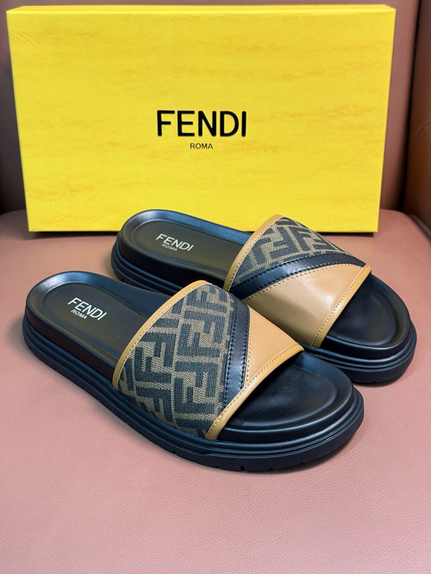 펜디 남자 슬리퍼