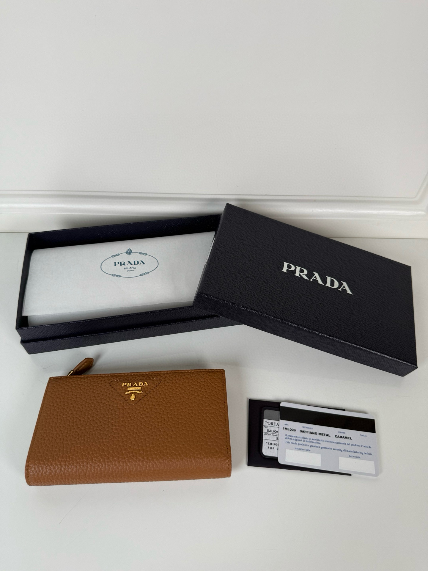프라다 1ML009_2CYS_F03BH 남녀공용 장지갑